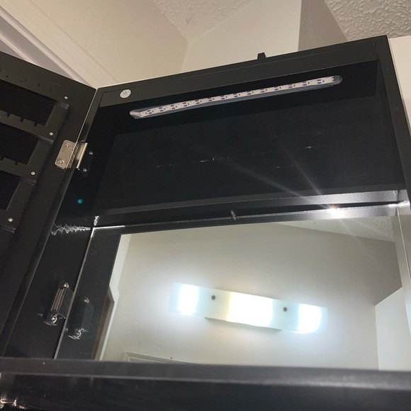 Mirror with jewelry storage and led lighting - Picture 3 of 6